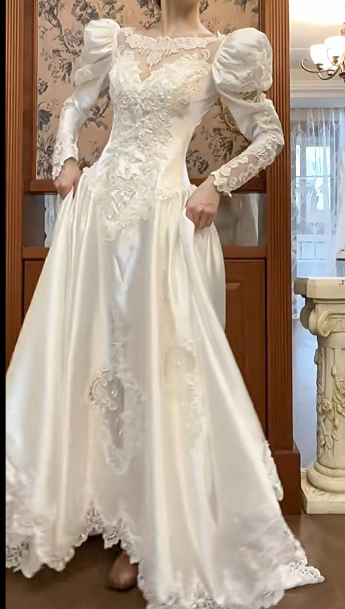 Vestido de novia vintage blanco perla con escote redondo, satén, manga larga, apliques de encaje con cuentas, espalda descubierta y cola ED02213