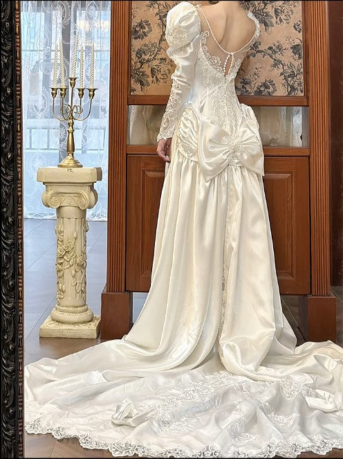 Vestido de novia vintage blanco perla con escote redondo, satén, manga larga, apliques de encaje con cuentas, espalda descubierta y cola ED02213