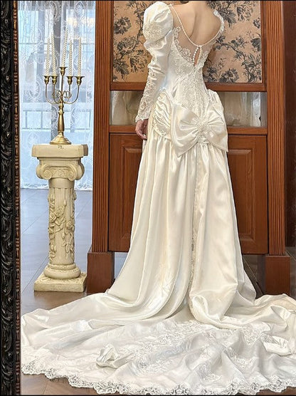 Vestido de novia vintage blanco perla con escote redondo, satén, manga larga, apliques de encaje con cuentas, espalda descubierta y cola ED02213