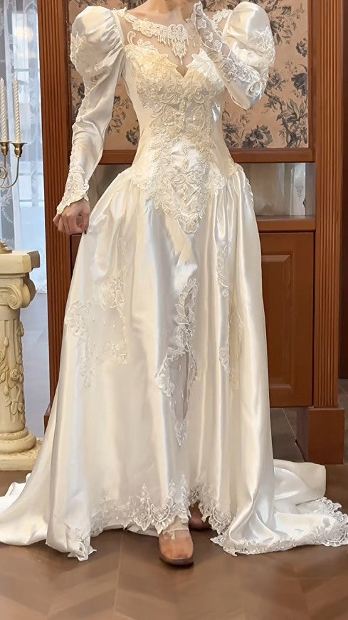Vestido de novia vintage blanco perla con escote redondo, satén, manga larga, apliques de encaje con cuentas, espalda descubierta y cola ED02213