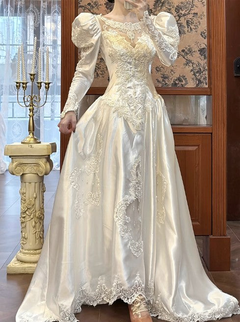 Vestido de novia vintage blanco perla con escote redondo, satén, manga larga, apliques de encaje con cuentas, espalda descubierta y cola ED02213