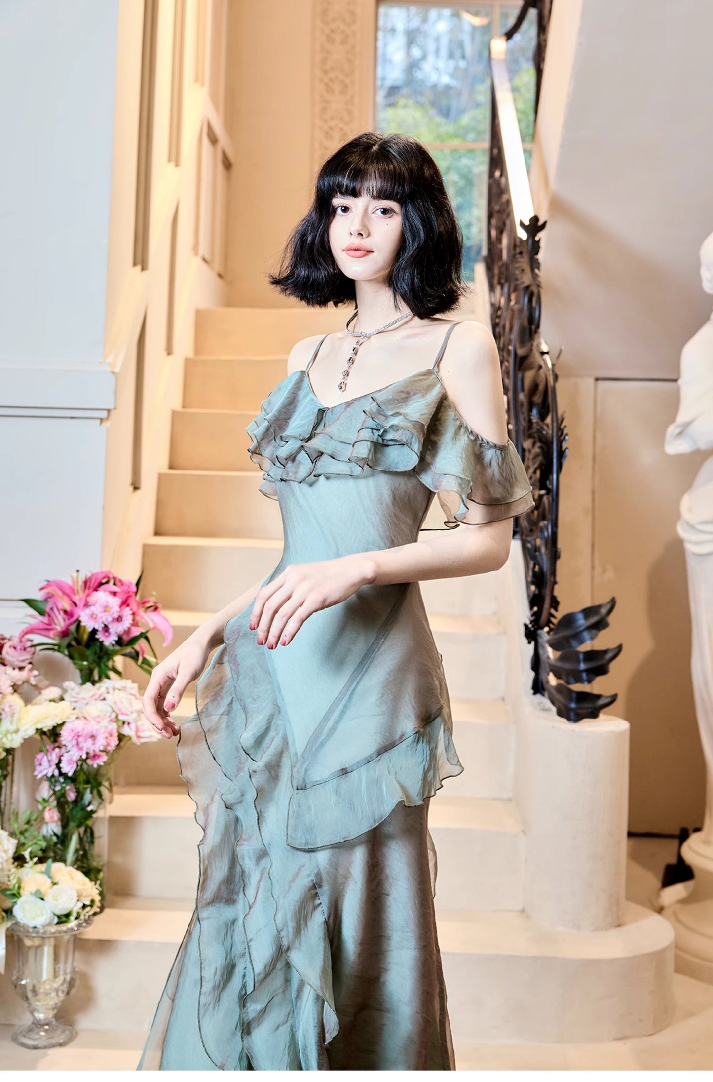 Elegante vestido de noche francés de tul con volantes y tirantes finos ED02261
