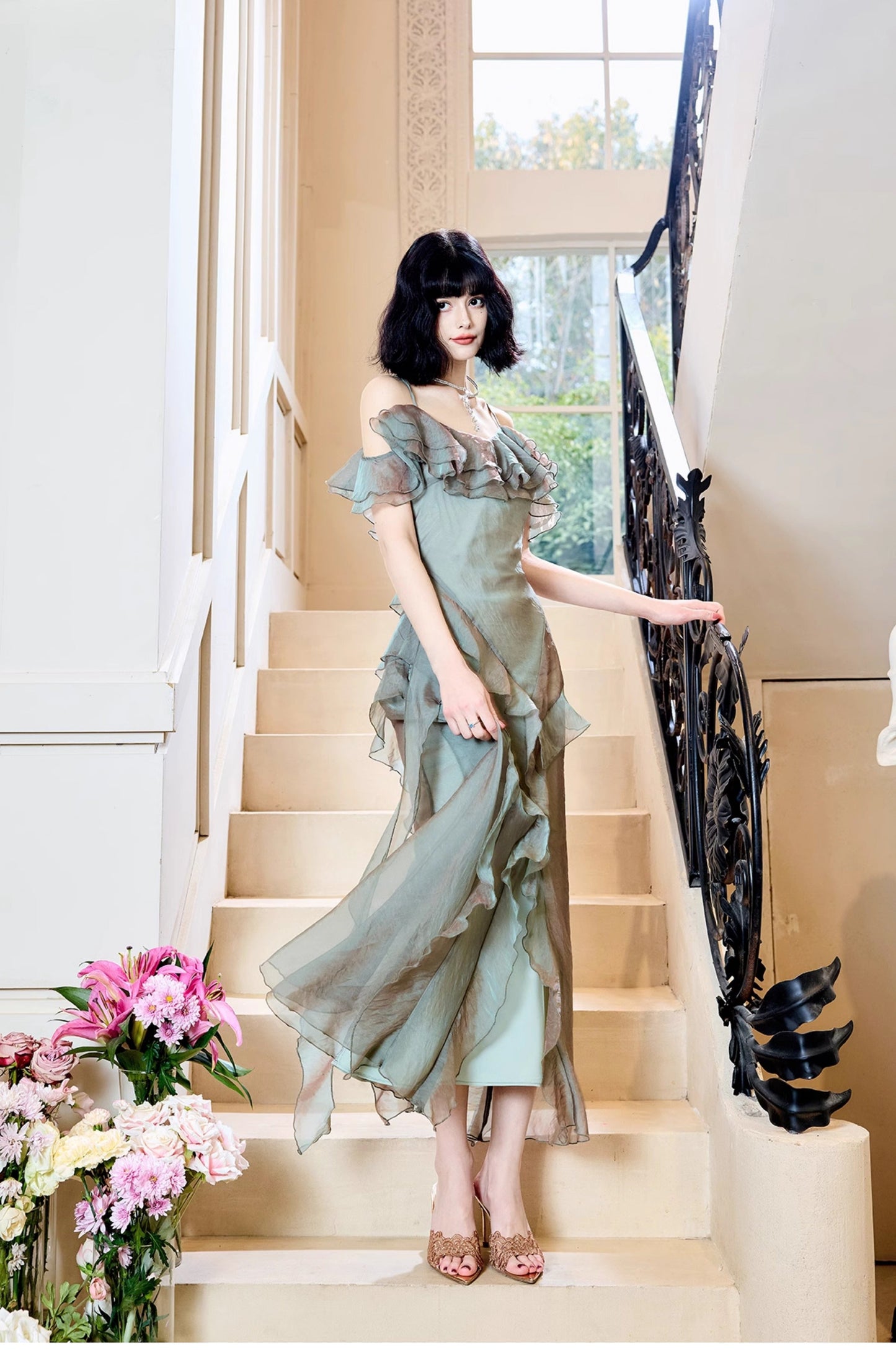 Elegante vestido de noche francés de tul con volantes y tirantes finos ED02261