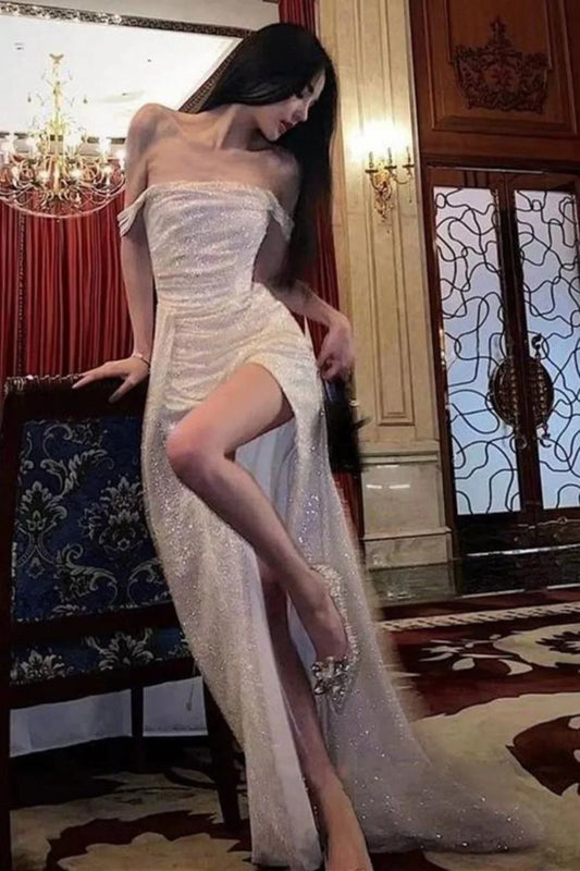 Elegante vestido de noche largo con hombros descubiertos, lentejuelas plateadas y abertura frontal ED02270
