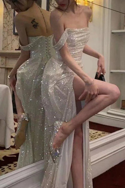 Elegante vestido de noche largo con hombros descubiertos, lentejuelas plateadas y abertura frontal ED02270