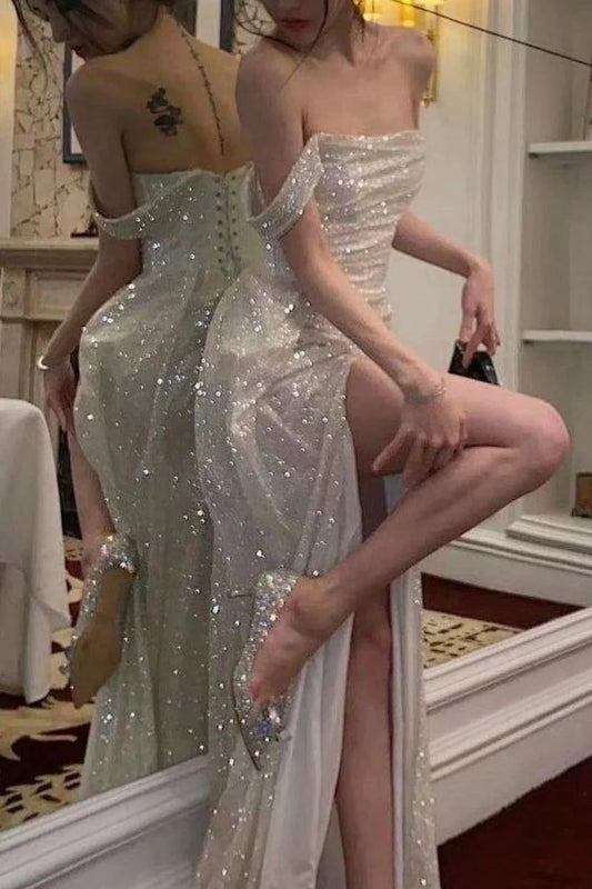 Elegante vestido de noche largo con hombros descubiertos, lentejuelas plateadas y abertura frontal ED02270