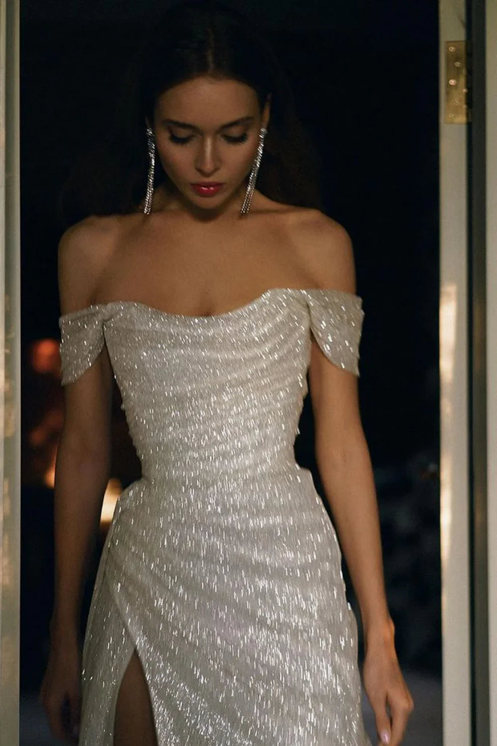 Elegante vestido de noche largo con hombros descubiertos, lentejuelas plateadas y abertura frontal ED02270
