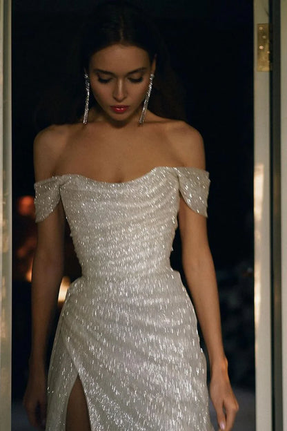 Elegante vestido de noche largo con hombros descubiertos, lentejuelas plateadas y abertura frontal ED02270