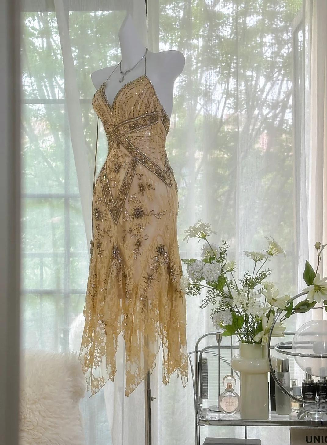 Fascinante vestido de fiesta corto vintage dorado con escote en V, tirantes finos, encaje y cuentas ED02277