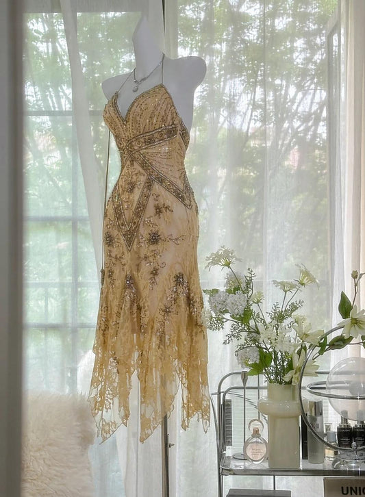Fascinante vestido de fiesta corto vintage dorado con escote en V, tirantes finos, encaje y cuentas ED02277