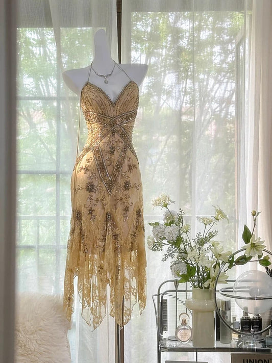 Fascinante vestido de fiesta corto vintage dorado con escote en V, tirantes finos, encaje y cuentas ED02277