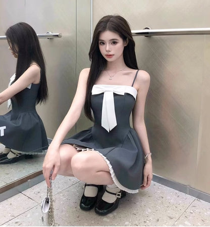 Vestido de tirantes con costuras francesas y falda corta con lazo en la cintura ED02305