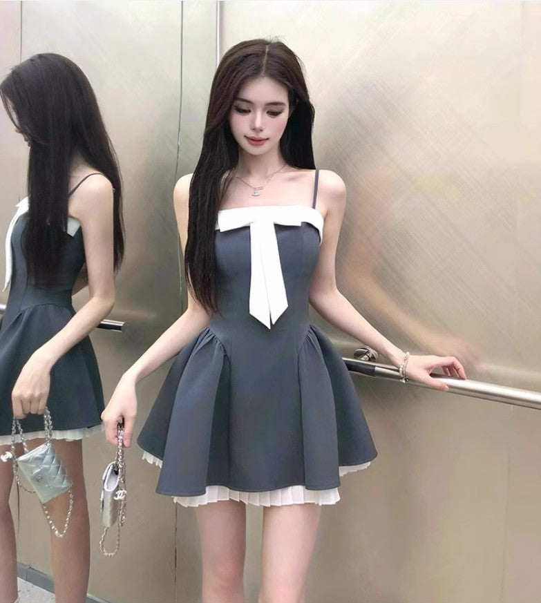 Vestido de tirantes con costuras francesas y falda corta con lazo en la cintura ED02305