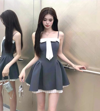 Vestido de tirantes con costuras francesas y falda corta con lazo en la cintura ED02305