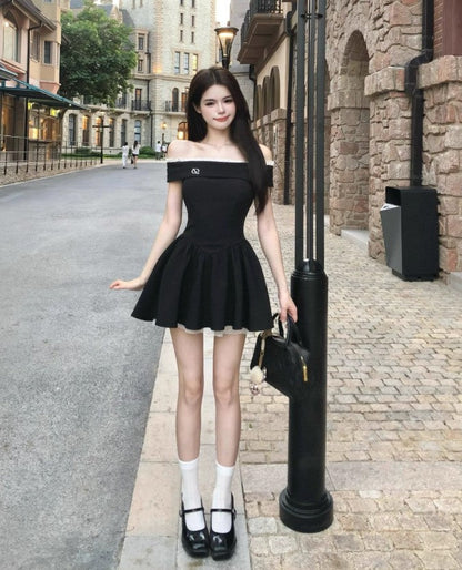 Vestido negro estilo francés con hombros descubiertos y falda corta de verano ED02306