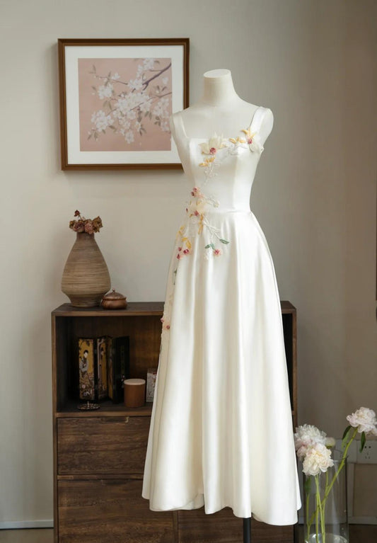 Hermoso vestido de fiesta de quinceañera en blanco roto con tirantes finos, corte A, de satén bordado y apliques ED02317