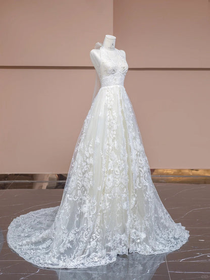 Elegante vestido de novia blanco con escote en V, apliques de encaje y cola ED02345