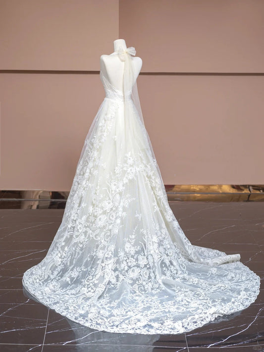 Elegante vestido de novia blanco con escote en V, apliques de encaje y cola ED02345