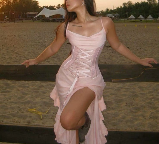 Hermoso vestido de dama de honor de gasa rosa con tirantes finos y aberturas ED02347