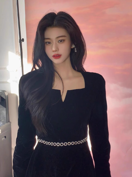 Falda larga negra de terciopelo estilo Hepburn con cuello cuadrado y corte en A, ED0236