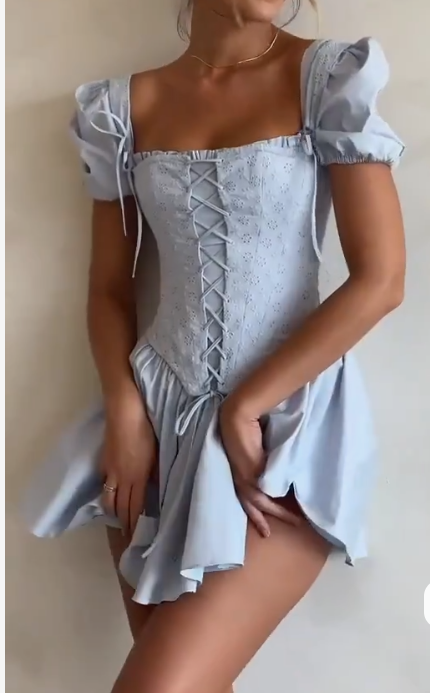 Vestidos de fiesta cortos de satén con escote cuadrado en azul cielo, corte A, ED02389