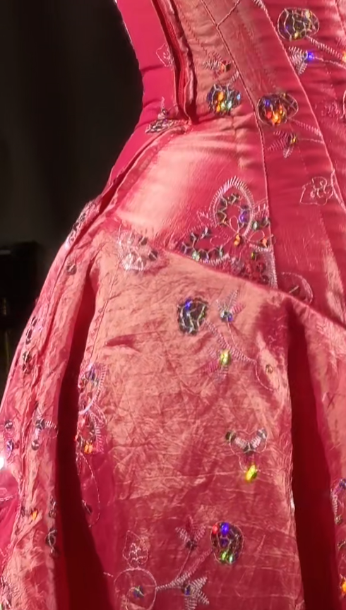 Vestido de fiesta vintage rosa intenso sin tirantes, corte A, de gasa, satén y lentejuelas, corto, de corte alto y bajo, ED02400
