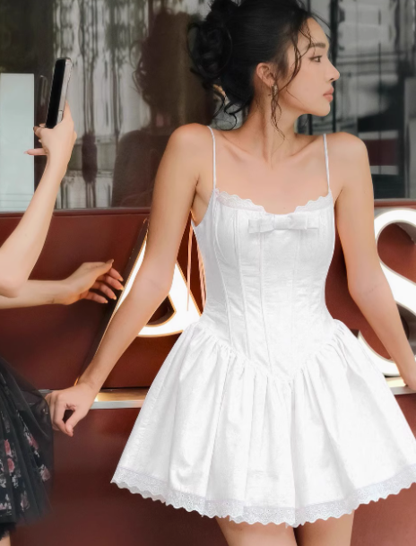 Vestido de fiesta corto de satén con tirantes finos en color rosa dulce, corte A, ED02407