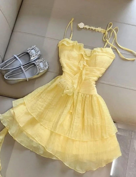 Vestido de fiesta corto de gasa con tirantes finos en color amarillo mantequilla, corte A, ED02409
