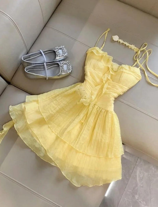 Vestido de fiesta corto de gasa con tirantes finos en color amarillo mantequilla, corte A, ED02409