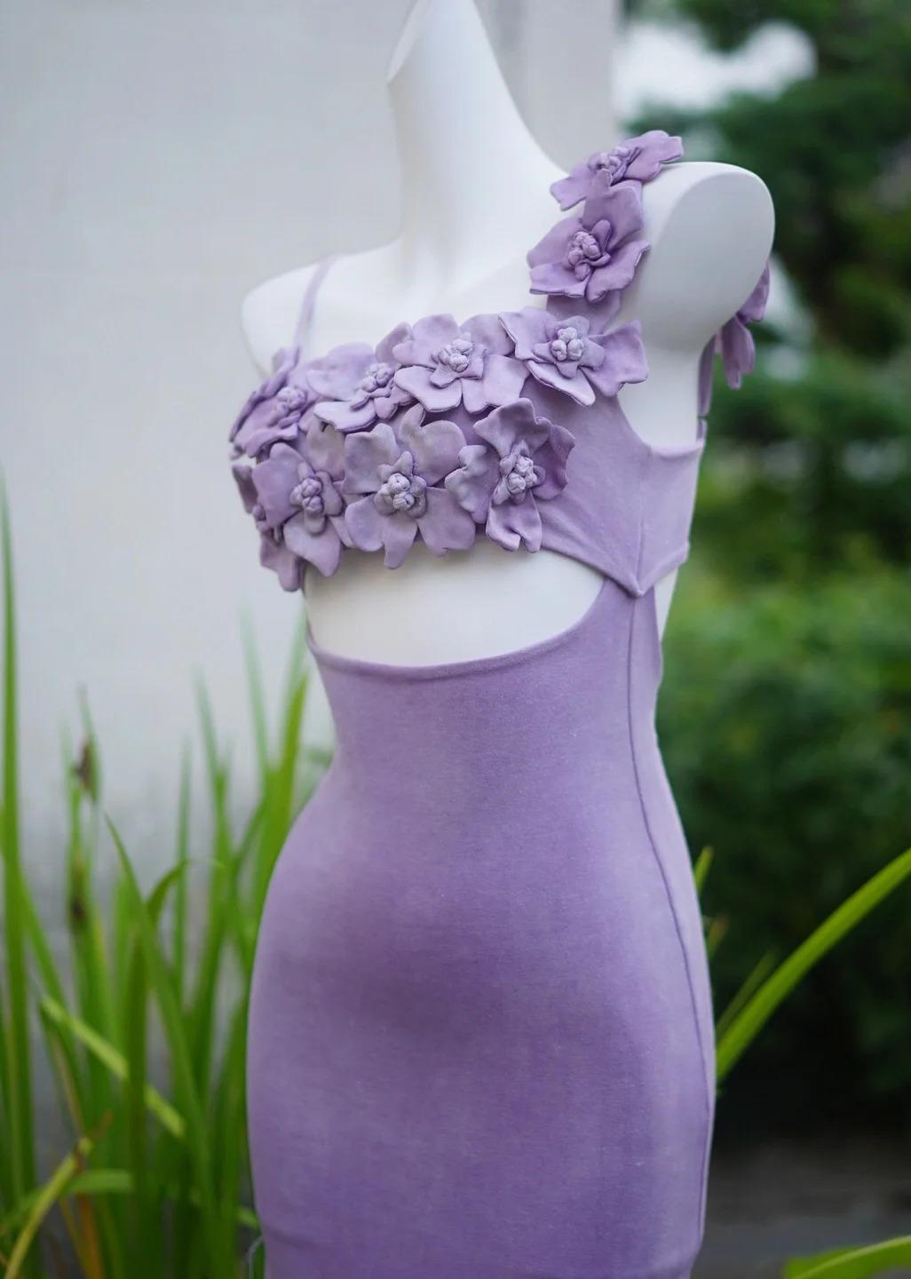 Vestido de fiesta corto ajustado con escote cuadrado y apliques en color lila de cuento de hadas, con aberturas ED02449