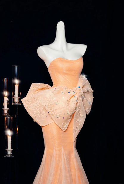 Hermosos vestidos de fiesta de tul con corte sirena, sin tirantes y color naranja, con lazo glamuroso, ED02458