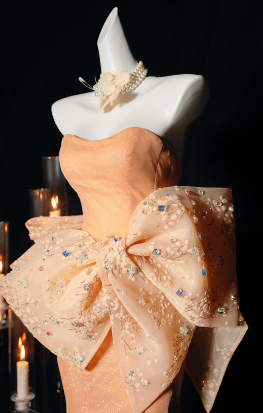 Hermosos vestidos de fiesta de tul con corte sirena, sin tirantes y color naranja, con lazo glamuroso, ED02458