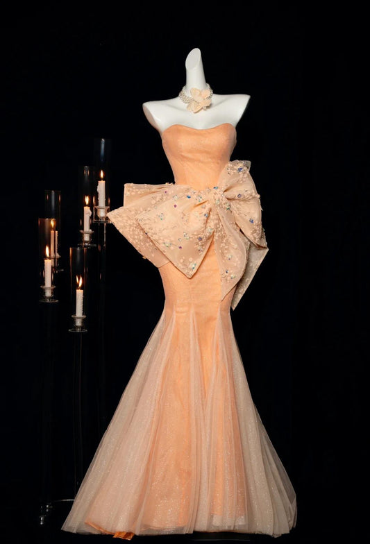 Hermosos vestidos de fiesta de tul con corte sirena, sin tirantes y color naranja, con lazo glamuroso, ED02458