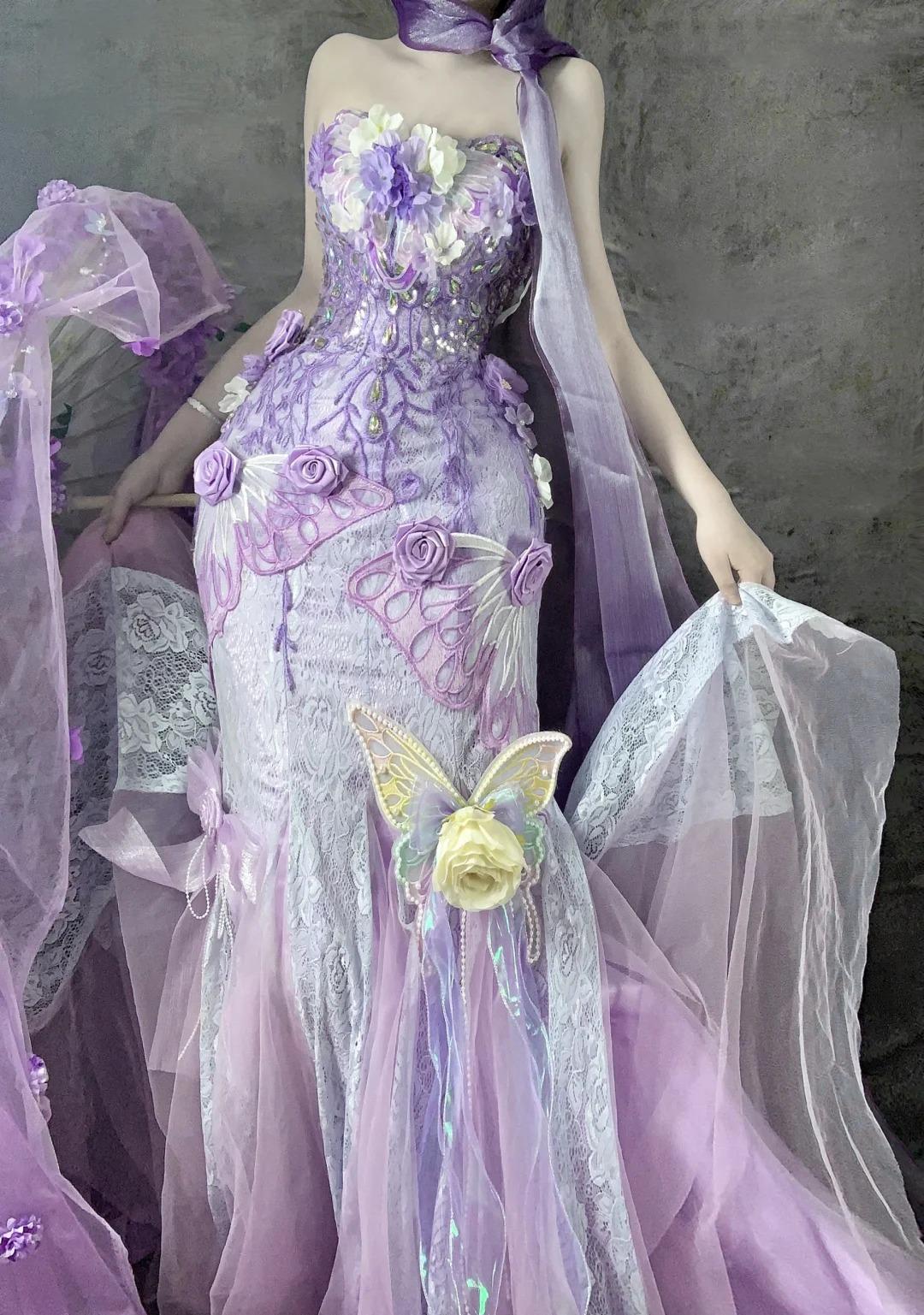 Hermoso vestido de fiesta largo de tul con apliques y corte sirena sin tirantes en morado para quinceañeras ED02501