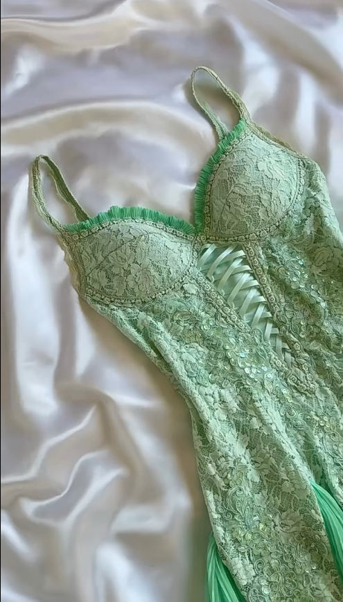Hermosos vestidos de fiesta cortos de gasa con encaje, corte A y tirantes finos en verde ED02506
