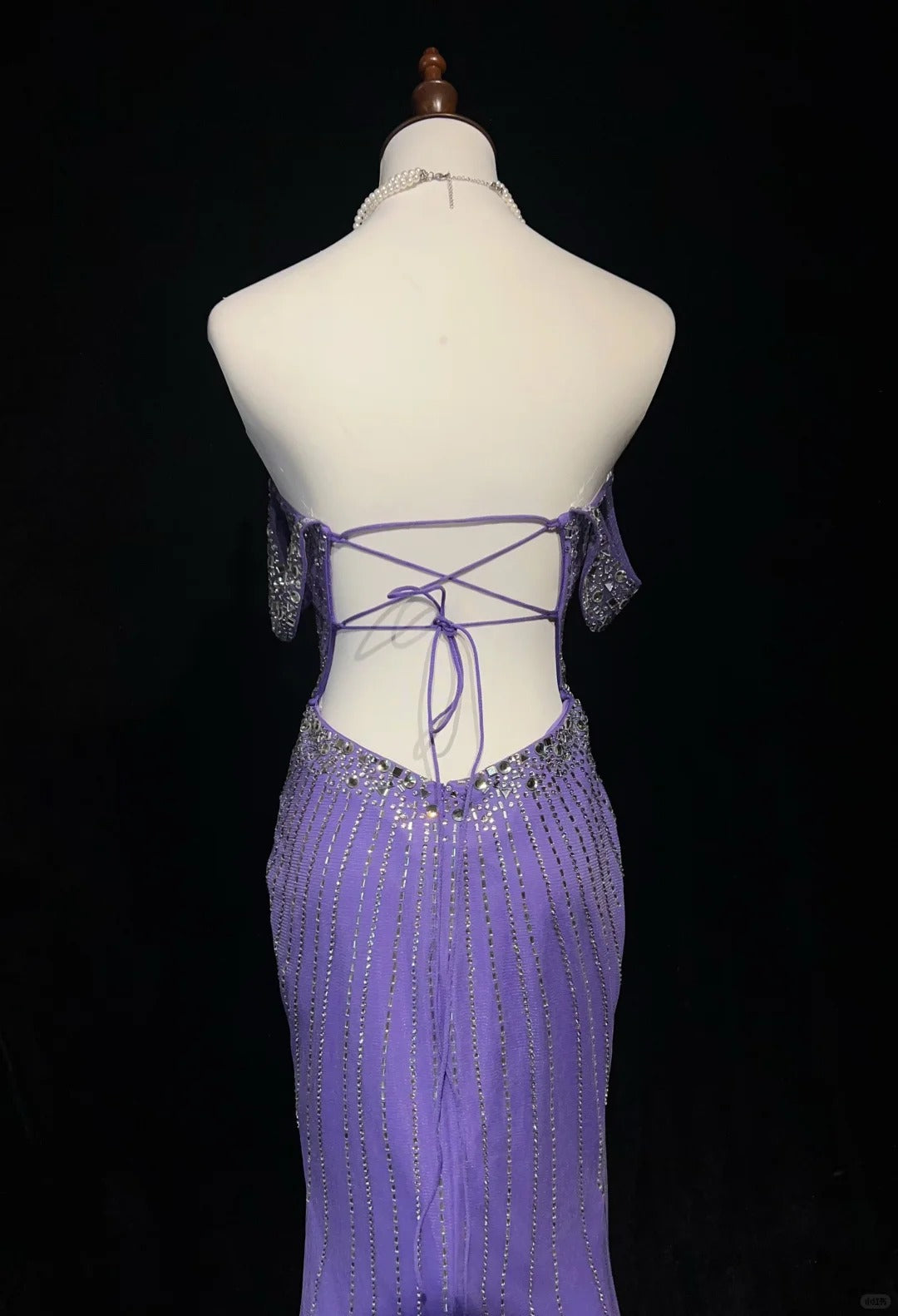 Hermoso vestido de fiesta largo de tul con hombros descubiertos y diamantes de imitación en color morado, vestido formal de noche ED02552