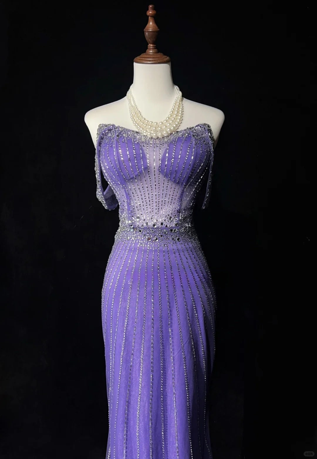 Hermoso vestido de fiesta largo de tul con hombros descubiertos y diamantes de imitación en color morado, vestido formal de noche ED02552