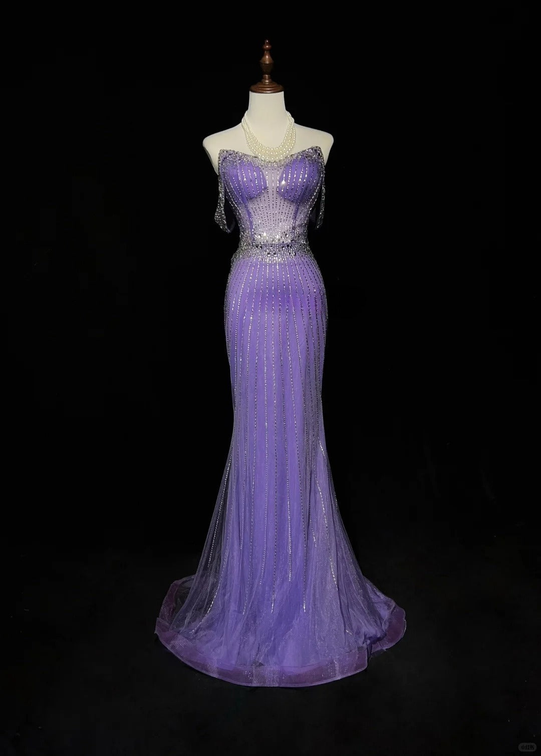 Hermoso vestido de fiesta largo de tul con hombros descubiertos y diamantes de imitación en color morado, vestido formal de noche ED02552