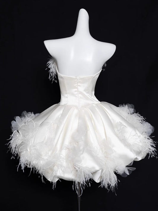 Elegante vestido de fiesta corto de satén blanco sin tirantes, corte A, ED02626