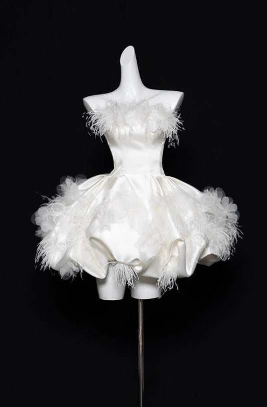 Elegante vestido de fiesta corto de satén blanco sin tirantes, corte A, ED02626