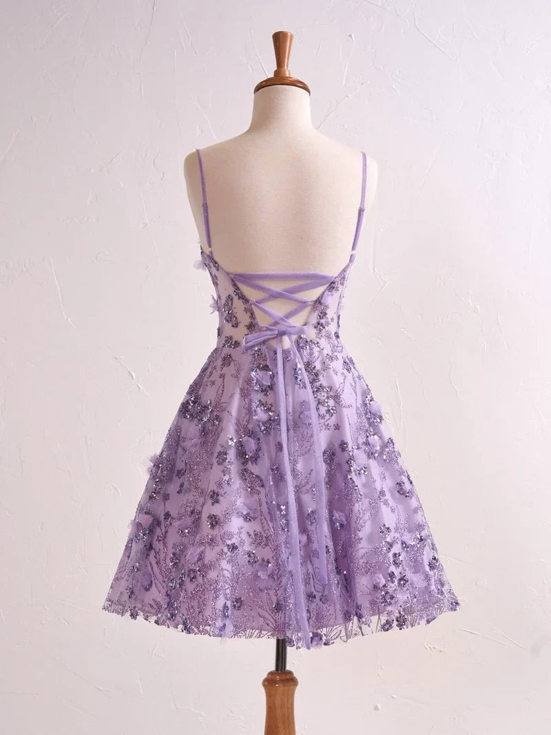 Hermoso vestido de fiesta corto color lavanda con tirantes finos, corte A, apliques de tul y lentejuelas ED02634