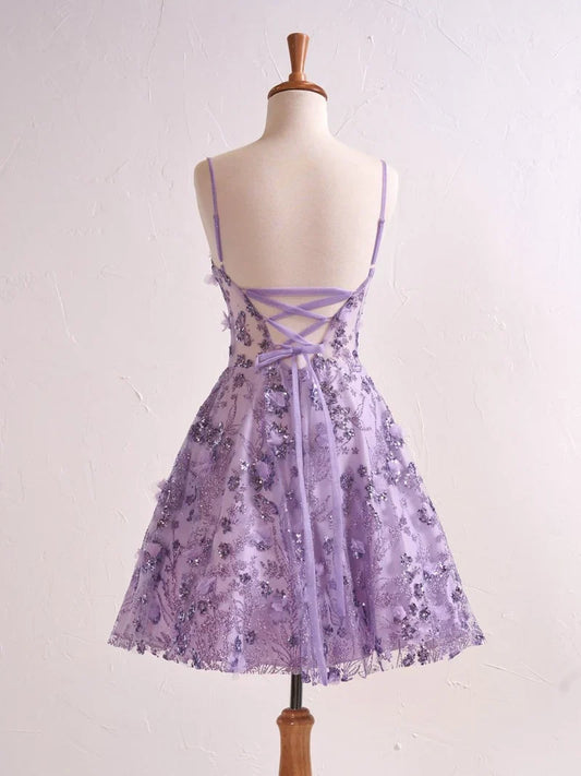 Hermoso vestido de fiesta corto color lavanda con tirantes finos, corte A, apliques de tul y lentejuelas ED02634
