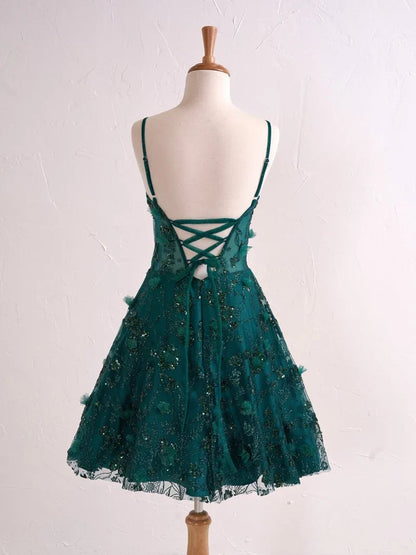 Hermoso vestido de fiesta corto color lavanda con tirantes finos, corte A, apliques de tul y lentejuelas ED02634