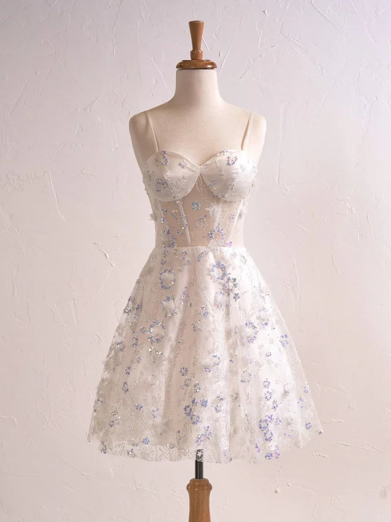 Hermoso vestido de fiesta corto color lavanda con tirantes finos, corte A, apliques de tul y lentejuelas ED02634