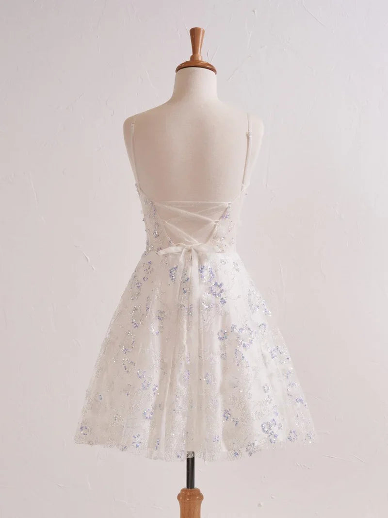 Hermoso vestido de fiesta corto color lavanda con tirantes finos, corte A, apliques de tul y lentejuelas ED02634