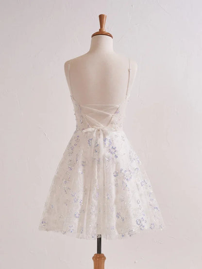 Hermoso vestido de fiesta corto color lavanda con tirantes finos, corte A, apliques de tul y lentejuelas ED02634