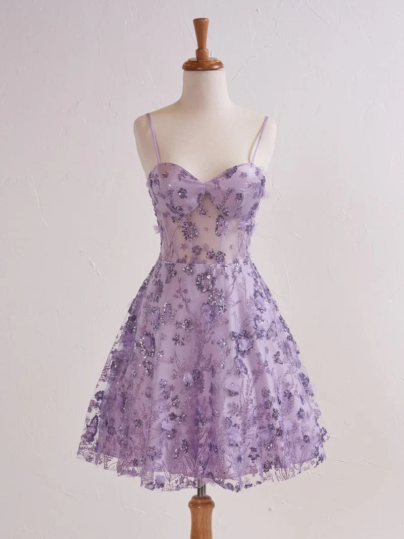 Hermoso vestido de fiesta corto color lavanda con tirantes finos, corte A, apliques de tul y lentejuelas ED02634