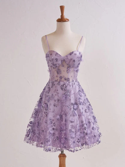 Hermoso vestido de fiesta corto color lavanda con tirantes finos, corte A, apliques de tul y lentejuelas ED02634