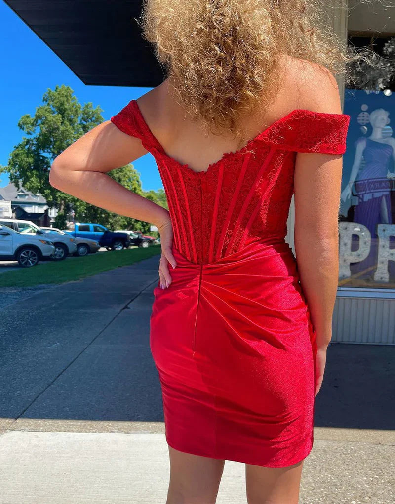 Hermoso vestido de fiesta corto de satén con apliques y hombros descubiertos en rojo ED02638