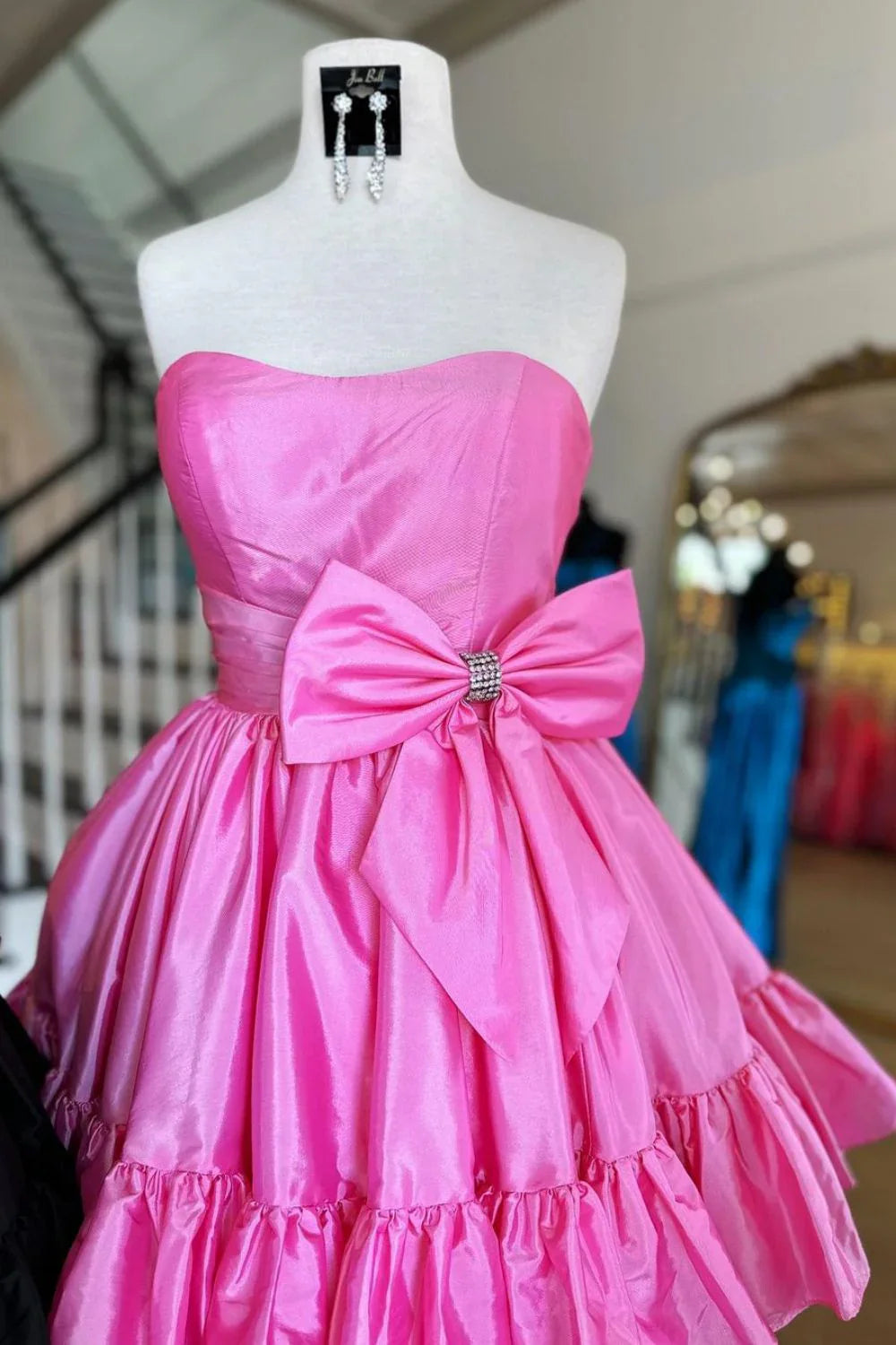 Vestido de fiesta corto de satén rosa dulce sin tirantes, corte A, con lazo, ED02644